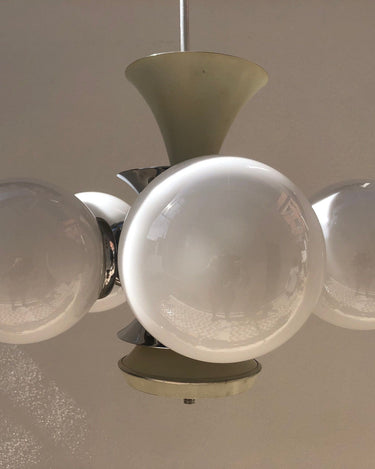 Lámpara colgante SpecialVintageLamps con un globo blanco en primer plano