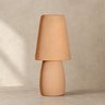 Lámpara de mesa de terracota marrón en ambiente de microcemento beige