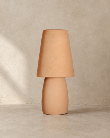 Lámpara de mesa de terracota marrón en ambiente de microcemento beige