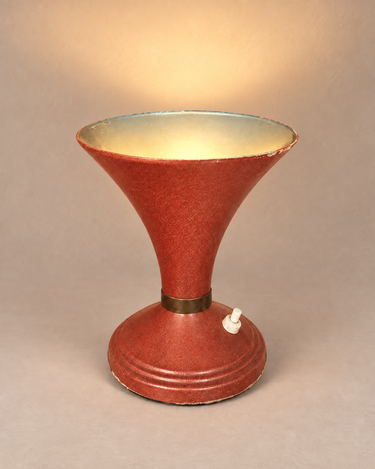Lámpara TV vintage roja estilo Stilnovo encendida con luz indirecta