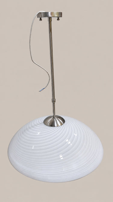 Lámpara de techo de vidrio blanco en espiral — suspensión metálica y vista completa