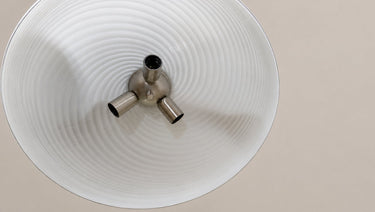 Lámpara de techo de vidrio blanco en espiral — interior del vidrio y portalámparas