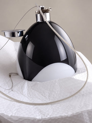 Lámpara de techo vintage de vidrio blanco y negro — tulipa apoyada y detalle de su contorno