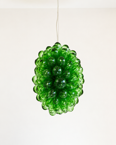 Lámpara Grappe S2 verde de vidrio reciclado suspendida en vertical de su cable blanco