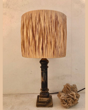 Lámpara vintage de mármol marrón con pantalla de fibra natural