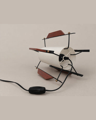 Lámpara vintage de teca, metal y vidrio opalino — base, cable y estructura en posición horizontal