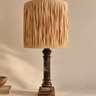 Lámpara vintage de mármol marrón con pantalla de fibra natural en ambiente
