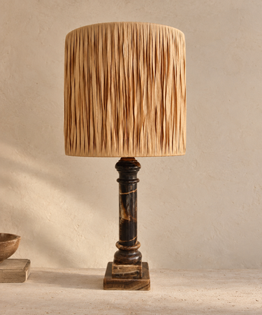 Lámpara vintage de mármol marrón con pantalla de fibra natural en ambiente