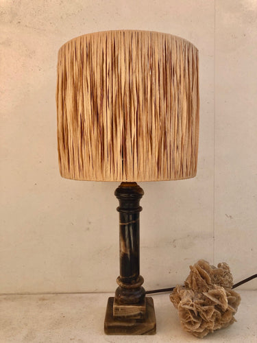 Lámpara vintage de mármol marrón con pantalla de fibra natural