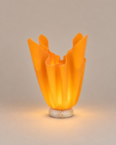 Lámpara vintage naranja iluminada, vista frontal