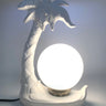 Lámpara vintage de cerámica blanca con forma de palmera y globo luminoso