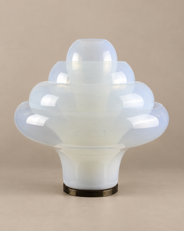 Lámpara vintage Space Age de vidrio opalino apagada