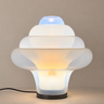 Lámpara vintage Space Age de vidrio opalino encendida