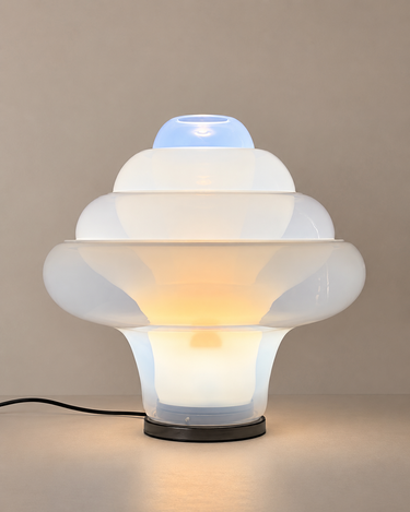 Lámpara vintage Space Age de vidrio opalino encendida