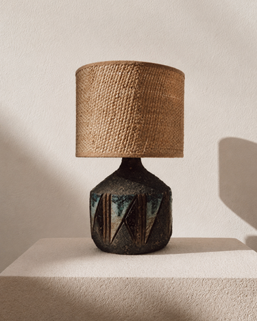 Lámpara de mesa vintage de cerámica sueca con pantalla de ratán natural