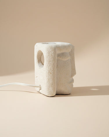 Lámpara Albert Tormos piedra beige detalle relieve