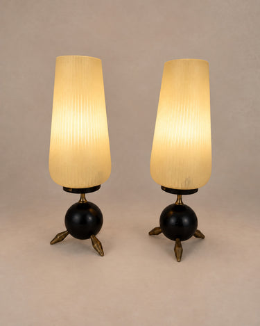 Par de lámparas de mesa vintage Atomic Age encendidas sobre fondo topo claro