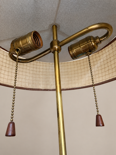 Detalle de los portalámparas de las lámparas de mesa vintage de latón y sus cadenas con remates de madera