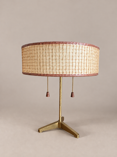 Lámpara de mesa vintage de latón con base trípode y tiradores de cadena de madera