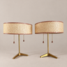 Pareja de lámparas de mesa Mid Century de latón vintage con pantallas crema sobre fondo topo claro