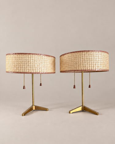 Pareja de lámparas de mesa Mid Century de latón vintage con pantallas crema sobre fondo topo claro