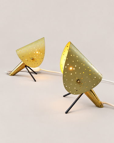 Pareja de lámparas vintage Sputnik encendidas, con luz cálida a través de las pantallas perforadas