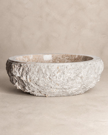 Lavabo de mármol gris de Vical sobre fondo topo claro texturizado