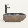Lavabo escultórico de piedra color arena de 59 × 38 cm
