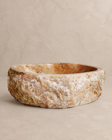 Lavabo rectangular de ónix crema de Vical sobre fondo topo claro