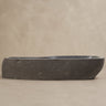 Lavabo rectangular de piedra natural gris de Vical sobre fondo topo claro