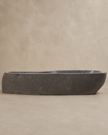 Lavabo rectangular de piedra natural gris de Vical sobre fondo topo claro