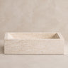 Lavabo rectangular de piedra marfil de Vical sobre fondo topo claro