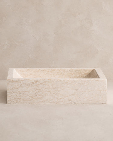 Lavabo rectangular de piedra marfil de Vical sobre fondo topo claro