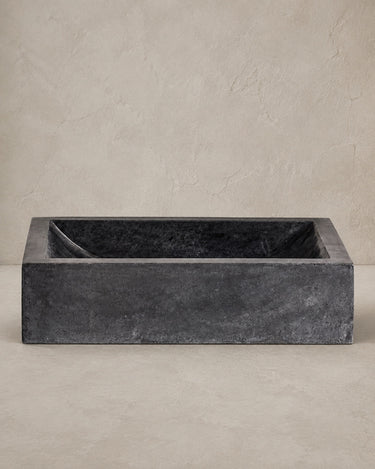 Lavabo rectangular de piedra negra de Vical sobre fondo topo claro