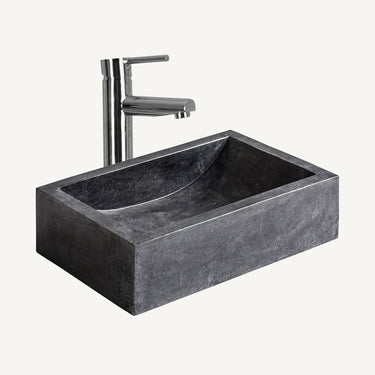Lavabo de piedra negra visto desde arriba