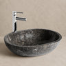 Lavabo rectangular Vical de mármol gris sobre fondo topo claro texturizado