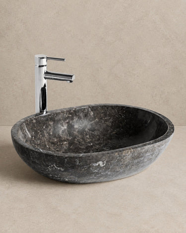 Lavabo rectangular Vical de mármol gris sobre fondo topo claro texturizado