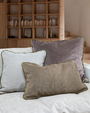 Cojín rectangular con flecos en sofá Le Monde Sauvage