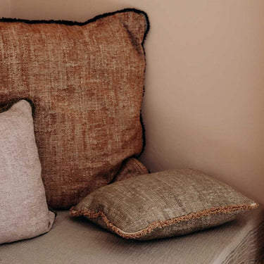 Cojín jacquard rectangular flecos sobre cama Le Monde Sauvage