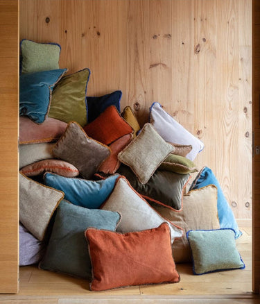 Detalle cojín jacquard rectangular flecos Le Monde Sauvage