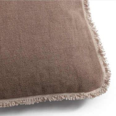 Detalle cojín rectangular terciopelo con flecos Le Monde Sauvage