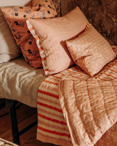 Colcha acolchada reversible sobre cama Le Monde Sauvage