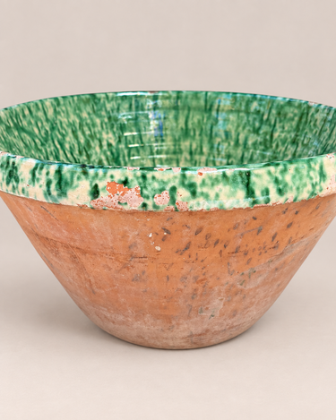 Detalle del lebrillo de terracota con salpicado verde y desgaste del esmalte en el borde