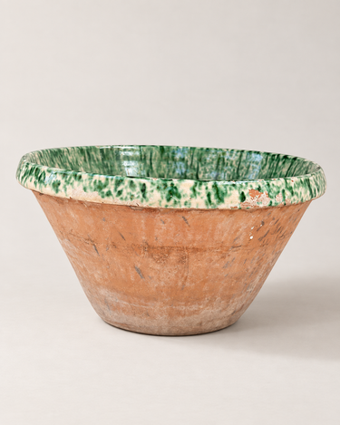 Vista frontal del lebrillo de Puglia, con cuerpo de terracota y borde esmaltado verde