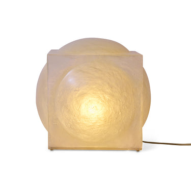 Lámpara de suelo de fibra de vidrio HK Living encendida, vista frontal
