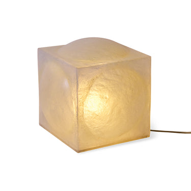 Lámpara de fibra de vidrio HK Living encendida, vista a tres cuartos