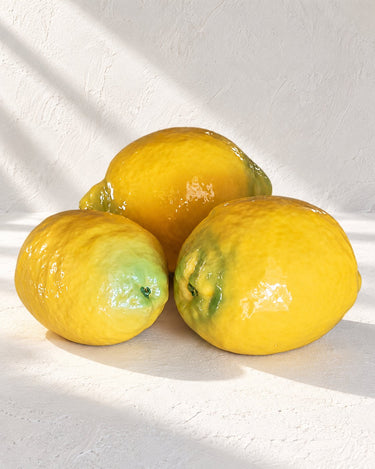 Limones de cerámica de Ánfora en una composición de tres piezas