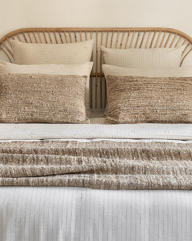 https://bedandphilosophy.com/wp-content/uploads/2024/02/linge-de-lit-en-coton-ODE-Cream-solar-Gisele-Gwen_fiche-produit-ambiance2.jpg