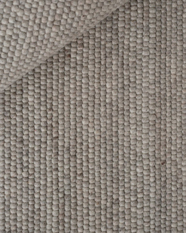Detalle tejido de alfombra Agner gris claro Linie Design