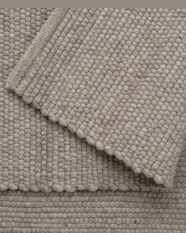 Detalle de textura de alfombra Agner gris claro Linie Design